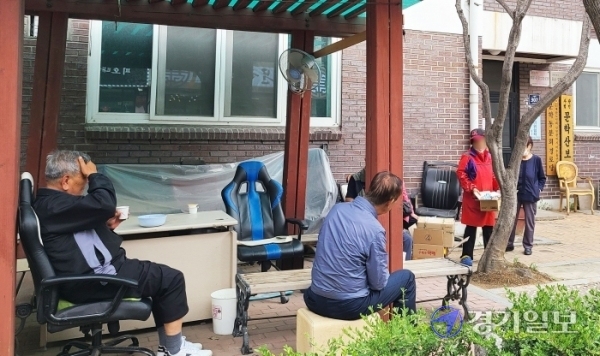 정부가 코로나19 여파로 폐쇄했던 경로당 등 노인시설에 대한 이용을 조건부로 허가한 1일 오후 문이 굳게 닫힌 인천 미추홀구 문학동의 한 경로당 앞에서 어르신들이 모여 앉아 아쉬움을 달래고 있다. 김보람기자