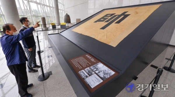 신미양요 150주년을 맞아 1일 ‘수자기(장수 깃발) 특별전'을 개막한  인천 강화역사박물관에서 시민들이 어재연 장군의 원본 수자기를 살펴보고 있다. 6년만에 재공개한 수자기는 가로 4.13ｍ, 세로 4.30ｍ의 대형 크기에 삼베 재질로 만든 현존유일의 조선시대 장군의 깃발이다. 장용준기자