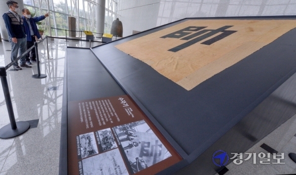 신미양요 150주년을 맞아 1일 ‘수자기(장수 깃발) 특별전'을 개막한  인천 강화역사박물관에서 시민들이 어재연 장군의 원본 수자기를 살펴보고 있다. 6년만에 재공개한 수자기는 가로 4.13ｍ, 세로 4.30ｍ의 대형 크기에 삼베 재질로 만든 현존유일의 조선시대 장군의 깃발이다. 장용준기자
