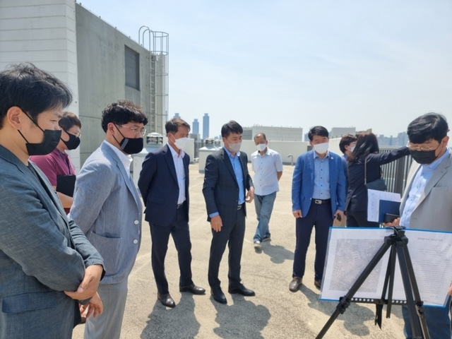 화성시의회 도시건설위원회가 2일 오전 기산동 SK뷰파크 2차아파트 204동 옥상에서 기산지구주민추진단, 화성시 담당 공무원 등이 참석한 가운데 간담회를 열고 있다. 김영호기자
