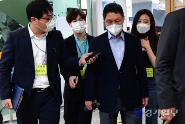 보복운전을 하고 상대방 운전자를 자신의 승용차로 친 구본성 아워홈 부회장이 3일 오후 서울중앙지방법원에서 열린 특수상해와 특수재물손괴 혐의 등에 대한 1심 선고공판에서 징역 6개월 집행유예 2년을 선고받은 뒤 법원 청사를 빠져나오고 있다.조주현기자