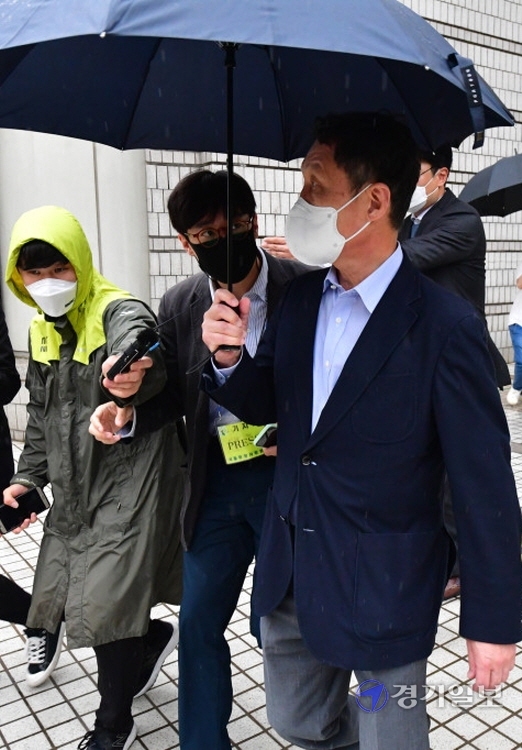 보복운전을 하고 상대방 운전자를 자신의 승용차로 친 구본성 아워홈 부회장이 3일 오후 서울중앙지방법원에서 열린 특수상해와 특수재물손괴 혐의 등에 대한 1심 선고공판에서 징역 6개월 집행유예 2년을 선고받은 뒤 법원 청사를 빠져나오고 있다.조주현기자