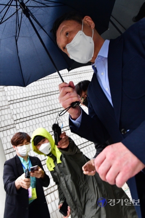 보복운전을 하고 상대방 운전자를 자신의 승용차로 친 구본성 아워홈 부회장이 3일 오후 서울중앙지방법원에서 열린 특수상해와 특수재물손괴 혐의 등에 대한 1심 선고공판에서 징역 6개월 집행유예 2년을 선고받은 뒤 법원 청사를 빠져나오고 있다.조주현기자