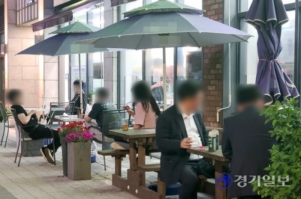 ‘밤 10시 영업제한’ 조치 이후 규제 사각지대에 놓인 편의점 앞 테이블에 ‘편술족’이 늘고 있다. 사진은 지난 2일 오후 10시20분께 인천 연수구 송도동의 한 편의점 앞에서 마스크도 쓰지 않은 사람들이 술을 마시는 모습. 김보람기자