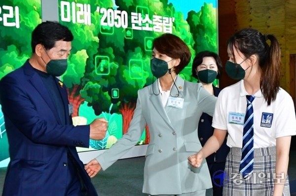 4일 오후 안산시 시화나래조력공원에서 열린 '제26회 환경의 날 기념식'에서 (왼쪽부터) 윤화섭 안산시장, 한정애 환경부 장관, 성지현 청소년 환경운동가가 인사를 나누고 있다.조주현기자