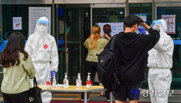 2021년 지방공무원 9급 공채 필기시험이 실시된 5일 오전 수원시 고색고등학교에서 일반행정직 수험생들이 고사장으로 향하고 있다. 조주현기자