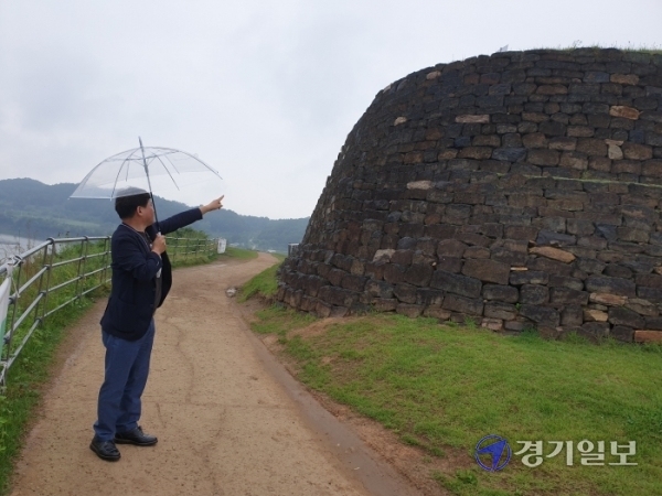 연천군 장남면 원당리 호로고루성에서 임상진 연천군 안전총괄과장이 관광객이 성 정상에서 사진을 찍다 추락한 사고지점을 가리키고 있다. 송진의기자