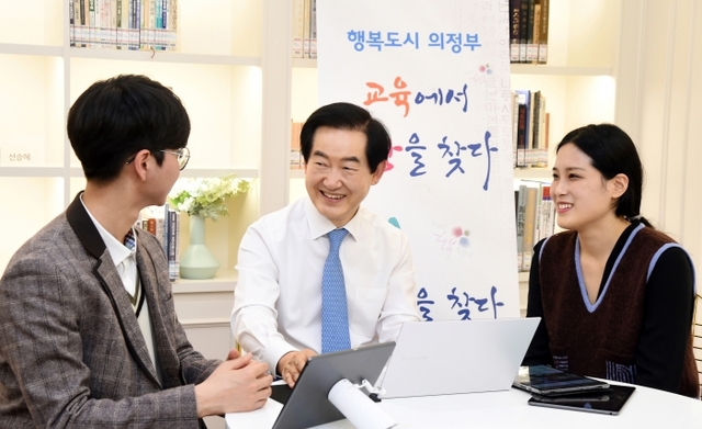 ▲ 학생, 교사, 안시장이 의정부교육에대해 대화하고 있다.