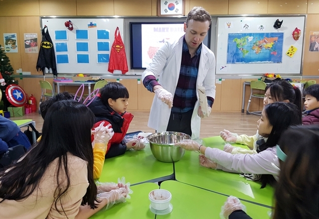 ▲ 거점영어체험센터 방학영어캠프에서 학생들이 원어민 선생님과 영어체험을 하고 있다.