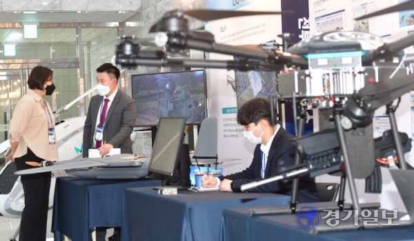 경기도와 육군에서 주최하고 경기도경제과학진흥원과 육군 교육사가 주관하는 '2021 드론봇 인공지능 전투발전 콘퍼런스'가 열린 7일 경기창조경제혁신센터에서 군 관계자 등이 정찰용 무인헬기(MPUH), 소형 정찰·타격 복합형 드론(ASURA) 등 드론봇을 살펴보고 있다.조주현기자
