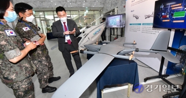 경기도와 육군에서 주최하고 경기도경제과학진흥원과 육군 교육사가 주관하는 '2021 드론봇 인공지능 전투발전 콘퍼런스'가 열린 7일 경기창조경제혁신센터에서 군 관계자 등이 정찰용 무인헬기(MPUH), 소형 정찰·타격 복합형 드론(ASURA) 등 드론봇을 살펴보고 있다.조주현기자