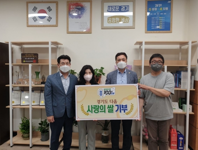 ▲ 박태희 의원이 지난 7일 회천3동 행정복지센터를 찾아 지역 내 소외계층을 위해 쌀을 기부했다.