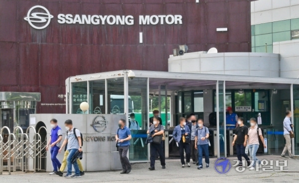 기업 회생 절차를 밟고 있는 쌍용자동차 노조가 무급휴직 시행 등이 담긴 사측의 자구 계획을 수용한 8일 오후 평택시 쌍용자동차 평택공장에서 직원들이 퇴근하고 있다. 자구 계획에는 무급휴직을 기본 2년간 하되 1년간 기술직 50%와 사무관리직 30%에 대해 시행하고 이후 판매 상황을 고려해 무급휴직 유지 여부를 재협의하는 내용 등이 담겼다. 윤원규기자