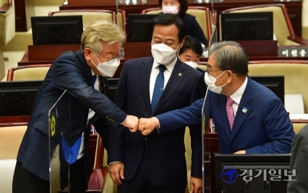 8일 오전 경기도의회 본회의장에서 이재명 경기도지사, 이재정 도교육감와 장현국 의장 등 의원들이 제352회 정례회 본회의에 앞서 한반도 평화선언 서명지에 서명한 뒤 전쟁을 끝내자는 내용의 피켓 퍼포먼스를 하고 있다. 이 캠페인은 정전협정 체결 70주년이 되는 2023년까지 진행되며, 전 세계 1억 명의 서명을 목표로 한다.조주현기자