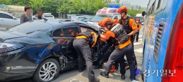 9일 오전 인천 부평구청역 인근 교통사고 현장에서 소방대원들이 조수석에 갇힌 운전자를 구조하고 있다.강우진기자