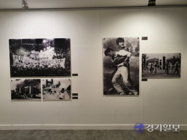 6.10민주항쟁 34주년을 기억하기 위해 광명문화재단이 마련한 기획전시 '격동의 순간, 유월'의 전시장 내부 모습. 이연우기자
