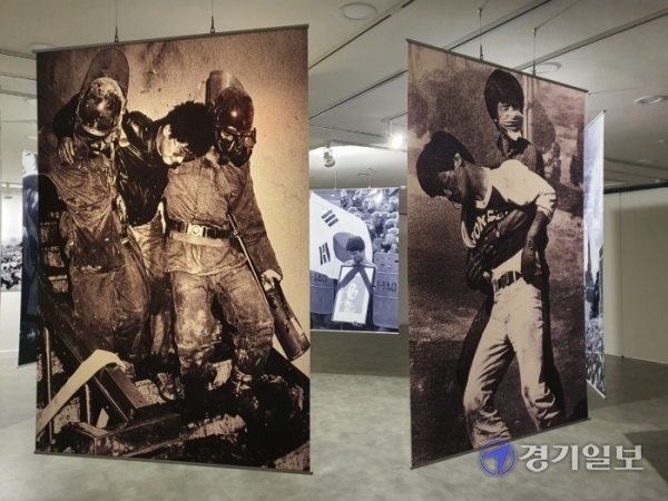6.10민주항쟁 34주년을 기억하기 위해 광명문화재단이 마련한 기획전시 '격동의 순간, 유월'의 전시장 내부 모습. 이연우기자