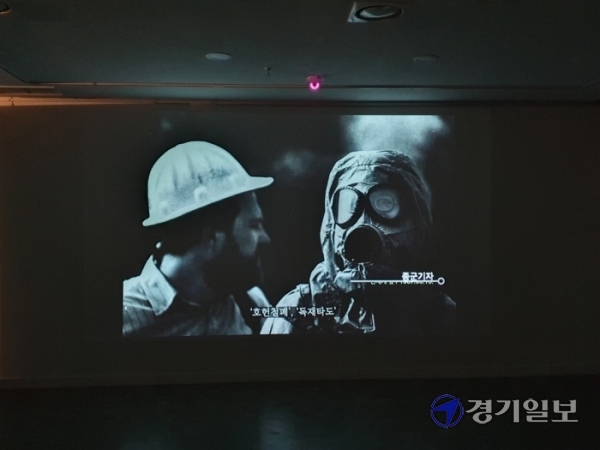 6.10민주항쟁 34주년을 기억하기 위해 광명문화재단이 마련한 기획전시 '격동의 순간, 유월'의 전시장 내부 모습. 이연우기자