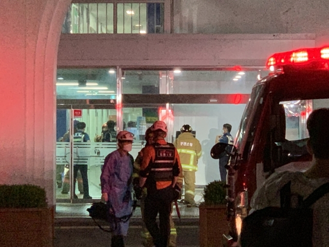 10일 0시께 인천 미추홀구 인하대학교 5호관에서 화재신고를 받고 출동한 소방대원들이 현장을 살펴보고 있다. 독자제공