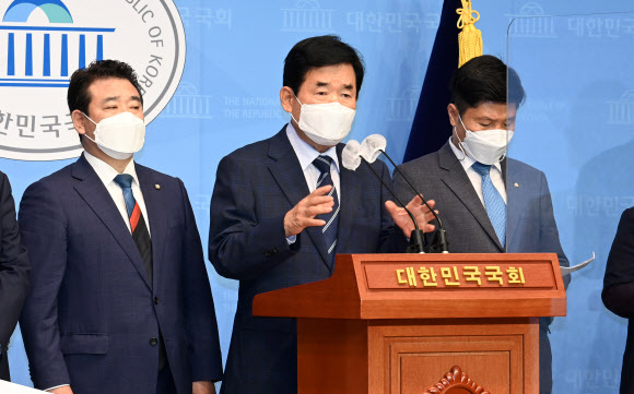 더불어민주당 김진표 부동산특위 위원장이 10일 오전 국회 소통관에서 주택시장 안정을 위해 ''누구나 집'' 시범사업 부지로 인천·안산·화성·의왕·파주·시흥시 등 6개 지역을 선정했다고 밝히고 있다. 연합뉴스