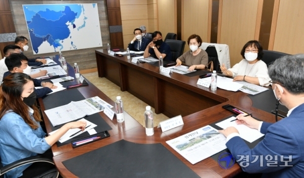 10일 오전 경기일보 회의실에서 열린 본보 독자권익위원회 6월 회의에서 위원들이 최근 보도된 본보 기사 관련 의견을 밝히고 있다. 김시범기자