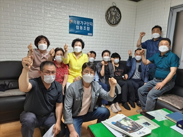 ▲ 장선규 의왕안양가구상인회장이 회원들과 함께 봉사활동을 하며 지역사회에 귀감이 되고 있다.