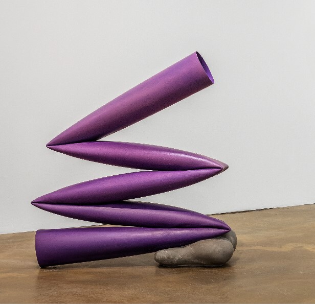 ▲ 현정윤, 무릎 꿇고, 2019, 스테인레스 스틸 파이프, 레진, 오일 바, 65x74x23cm