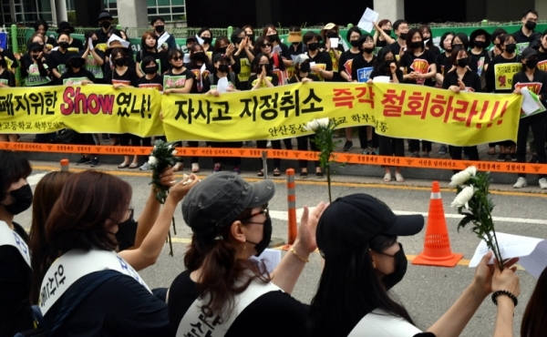 26일 수원시 장안구  경기도교육청 앞에서 열린 ‘ 안산 동산고등학교 자율형사립고 지정취소 결정 반대집회’에서 안산 동산고 학부모들이 자사고 지정취소 결정을 즉각철회 할 것을 촉구하는 구호를 외치고 있다.전형민기자