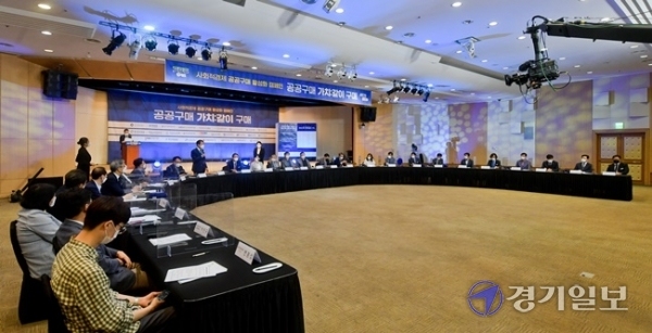 11일 오후 경기도경제과학진흥원에서 열린  '사회적경제 공공구매 활성화 선언식'에서 경기도일자리재단 제윤경 대표이사, 경기도의료원 정일용 원장, 코리아경기도주식회사 이석훈 대표이사 등 도내 26개 공공기관 대표들이 서약서 서명 후 기념퍼포먼스를 하고 있다. '공공구매 가치:같이 구매!'란 제목으로 열린 이번 행사는 공공기관들의 사회적기업, 협동조합, 마을기업 등 사회적경제기업이 생산한 제품 구매 확대를 위해 열렸다. 윤원규기자