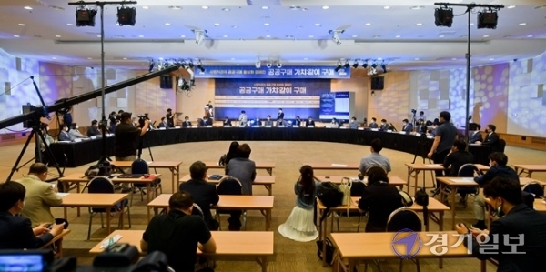 11일 오후 경기도경제과학진흥원에서 열린  '사회적경제 공공구매 활성화 선언식'에서 경기도일자리재단 제윤경 대표이사, 경기도의료원 정일용 원장, 코리아경기도주식회사 이석훈 대표이사 등 도내 26개 공공기관 대표들이 서약서 서명 후 기념퍼포먼스를 하고 있다. '공공구매 가치:같이 구매!'란 제목으로 열린 이번 행사는 공공기관들의 사회적기업, 협동조합, 마을기업 등 사회적경제기업이 생산한 제품 구매 확대를 위해 열렸다. 윤원규기자
