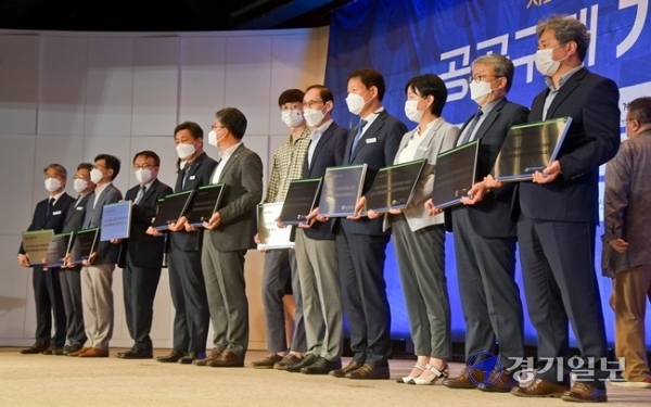11일 오후 경기도경제과학진흥원에서 열린  '사회적경제 공공구매 활성화 선언식'에서 경기도일자리재단 제윤경 대표이사, 경기도의료원 정일용 원장, 코리아경기도주식회사 이석훈 대표이사 등 도내 26개 공공기관 대표들이 서약서 서명 후 기념퍼포먼스를 하고 있다. '공공구매 가치:같이 구매!'란 제목으로 열린 이번 행사는 공공기관들의 사회적기업, 협동조합, 마을기업 등 사회적경제기업이 생산한 제품 구매 확대를 위해 열렸다. 윤원규기자
