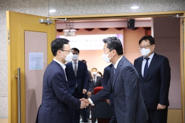 11일 오전 인천 미추홀구 인천지검 청사 내 취임식장 앞에서 이두봉 인천지검장(왼쪽)이 이준식 인천지검 부천지청장과 악수하고 있다. 인천지검 제공