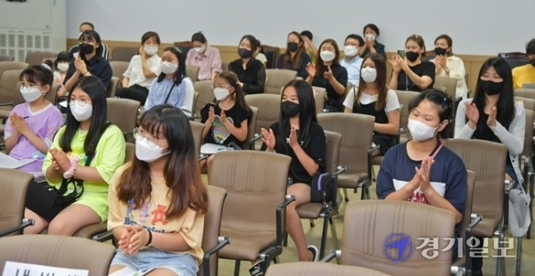 12일 오전 경기일보사 대강당에서 열린 '제6기 수원 피노키오기자 꿈의학교 개교식'에서 학부모들과 입학생들이 기념영상을 시청하고 있다. 윤원규기자
