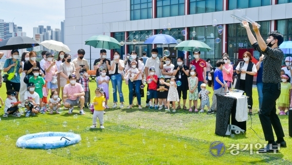 12일 오후 용인시의 한 쇼핑센터에서 열린 비눗방울 쇼에서 주말에 쇼핑을 나온 가족들이 비눗방울을 보며 즐거운 시간을 보내고 있다. 윤원규기자