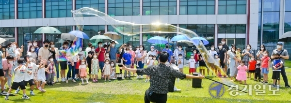 12일 오후 용인시의 한 쇼핑센터에서 열린 비눗방울 쇼에서 주말에 쇼핑을 나온 가족들이 비눗방울을 보며 즐거운 시간을 보내고 있다. 윤원규기자