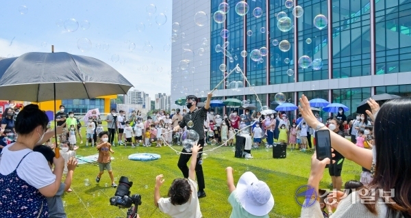 12일 오후 용인시의 한 쇼핑센터에서 열린 비눗방울 쇼에서 주말에 쇼핑을 나온 가족들이 비눗방울을 보며 즐거운 시간을 보내고 있다. 윤원규기자