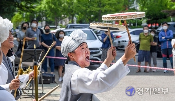 12일 오후 제50회째를 맞은 '코로나 블루 극복 찾아가는 베란다 음악회'가 열린 인천 연수구 연수동의 한 아파트 단지에서 연수구립전통예술단이 신명나는 모습으로 버나 돌리기를 선 보이고  있다. 연수구는 지난해 4월부터 매주 토요일 지역내 아파트 단지 2곳을 정해 클래식과 전통음악 공연을 펴치며 코로나19에 지친 지역민들을 위로해 오고 있다. 장용준기자