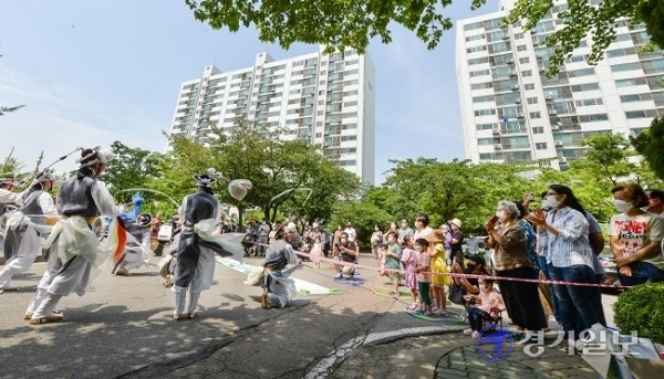 12일 오후 제50회째를 맞은 '코로나 블루 극복 찾아가는 베란다 음악회'가 열린 인천 연수구 연수동의 한 아파트 단지에서 연수구립전통예술단이 신명나는 모습으로 버나 돌리기를 선 보이고  있다. 연수구는 지난해 4월부터 매주 토요일 지역내 아파트 단지 2곳을 정해 클래식과 전통음악 공연을 펴치며 코로나19에 지친 지역민들을 위로해 오고 있다. 장용준기자