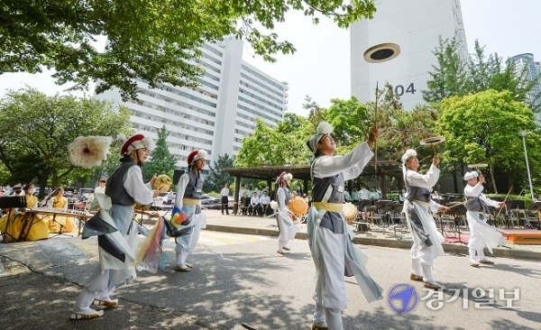 12일 오후 제50회째를 맞은 '코로나 블루 극복 찾아가는 베란다 음악회'가 열린 인천 연수구 연수동의 한 아파트 단지에서 연수구립전통예술단이 신명나는 모습으로 버나 돌리기를 선 보이고  있다. 연수구는 지난해 4월부터 매주 토요일 지역내 아파트 단지 2곳을 정해 클래식과 전통음악 공연을 펴치며 코로나19에 지친 지역민들을 위로해 오고 있다. 장용준기자