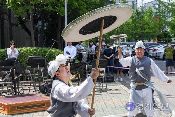 12일 오후 제50회째를 맞은 '코로나 블루 극복 찾아가는 베란다 음악회'가 열린 인천 연수구 연수동의 한 아파트 단지에서 연수구립전통예술단이 신명나는 모습으로 버나 돌리기를 선 보이고  있다. 연수구는 지난해 4월부터 매주 토요일 지역내 아파트 단지 2곳을 정해 클래식과 전통음악 공연을 펴치며 코로나19에 지친 지역민들을 위로해 오고 있다. 장용준기자