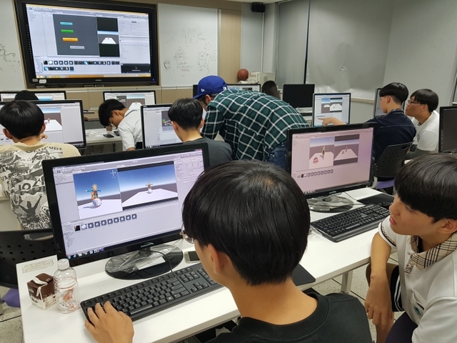 ▲ 시흥지역 고교생들이 경기과학기술대와 경기도교육청이 운영 중인 ‘경기꿈의대학’ 진로체험활동에 참가하고 있다. 경기과학기술대 제공