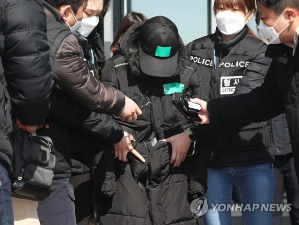귀신이 들렸다는 이유로 열 살 조카를 때리고 물고문한 끝에 숨지게 한 무속인 이모 A씨. 연합뉴스