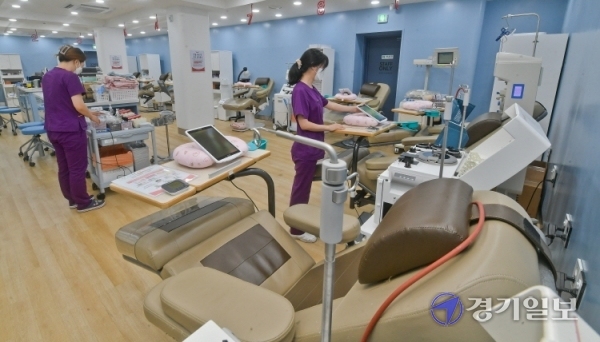 코로나19 여파와 청년층 인구감소 등으로 헌혈자가 크게 줄면서 13일 오후 기준 경기도 혈액보유량이 적정량인 ‘5일분’에 못 미치는 ‘3.5일분’에 불과한 것으로 나타났다. 사진은 헌혈자가 없어 한산한 수원역 헌혈카페. 윤원규기자