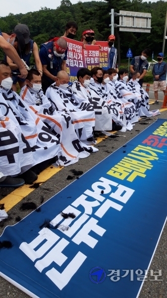 택배노조 경기지부 관계자들이 14일 오후 경기도청 앞에서 택배노동자 과로사 방지 및 분류작업의 택배사  시행 등을 촉구하며 단체삭발을 하고 있다.  김시범기자