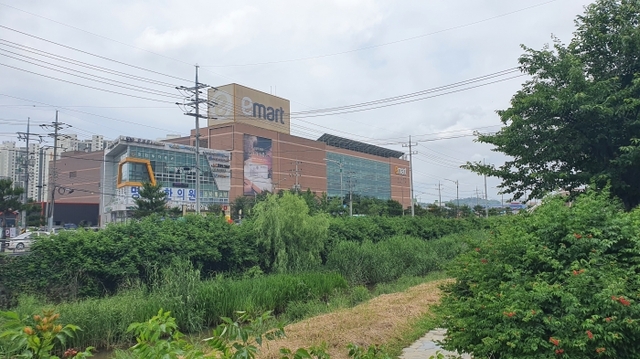 경기복지재단이 들어설 예정인 안성시 옥산동 부지에서 차로 5분 거리에 위치한 이마트 안성점.이광희기자