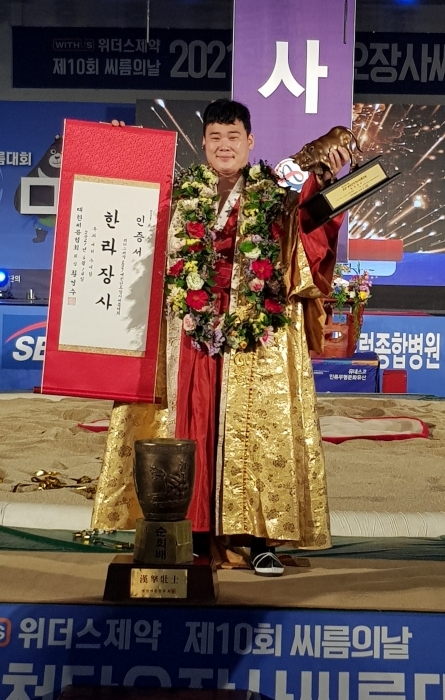14일 경북 예천군문화센터에서 열린 2021 예천 단오장사씨름대회 한라장사 결정전서 오창록(영암군민속씨름단)을 물리치고 생애 두 번째 한라장사에 오른 이효진(수원시청)이 황소트로피와 장사인증서를 들고 환하게 웃고 있다.수원시청 제공