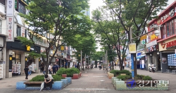 15일 오후 찾은 안양 범계역 로데오거리에서 방학 기간을 맞아 청년들이 단기 아르바이트를 구하고 있지만 상황이 녹록치 않다고 하소연했다. 김경수기자