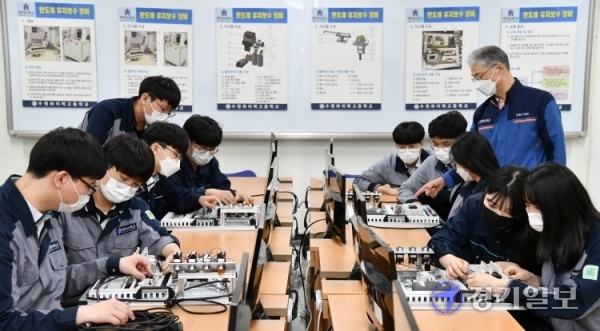 15일 수원 하이텍고등학교 반도체공정실습실에서 정밀기계과 학생들이 반도체 유지보수 장비에 대한 교육을 받고 있다. 연평균 95%의 높은 취업률을 자랑하는 하이텍고는 특히 반도체 분야 취업에서 두각을 나타내고 있다.  김시범기자