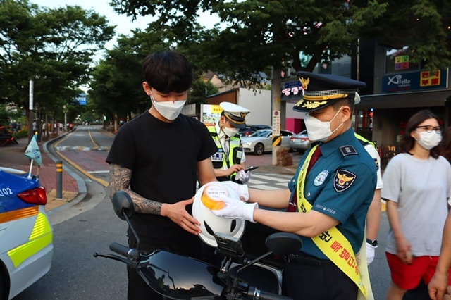 안양만안경찰서는 지난 15일 유관기관과 함께 오토바이 불법개조 및 굉음유발 행위 관련 특별단속을 실시했다. 안양만안경찰서 제공