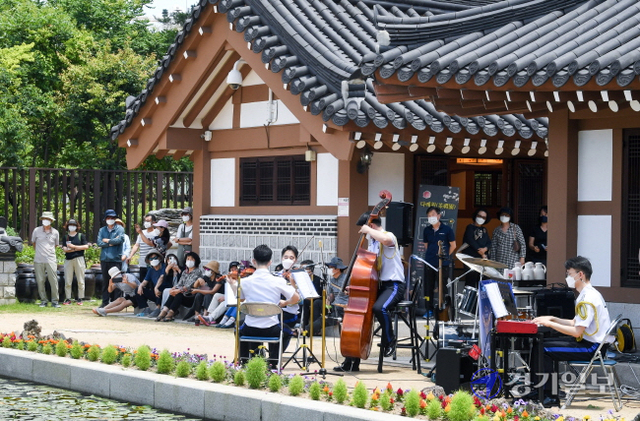 16일 인천 연수구 송도동 미추홀 공원 다례원에서 열린 '띄엄띄엄 음악회'에서 해양경찰청 관현악단이 현악앙상블 공연을 하고 있다.  코로나 블루 극복을 위해 열린 이날 공연은 성악과 가요등으로 시민들의 큰 호응으로 30분간 열렸다. 장용준기자
